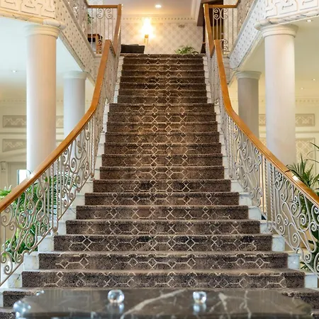 Clanree & Leisure Centre Hotel 4*