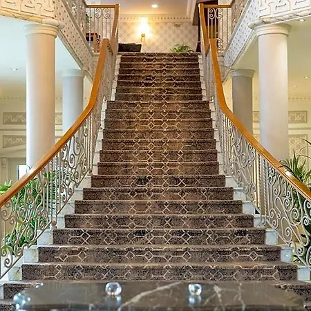 Clanree & Leisure Centre Hotel 4*